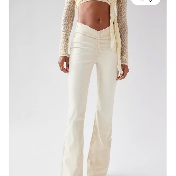 UO Velvet Ruched V-Front Flare Pant - Picture 5 of 5